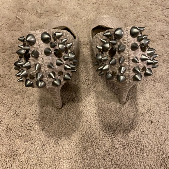 Vera Wang nude spiked/studded peep toe heels - Picture 2 of 4